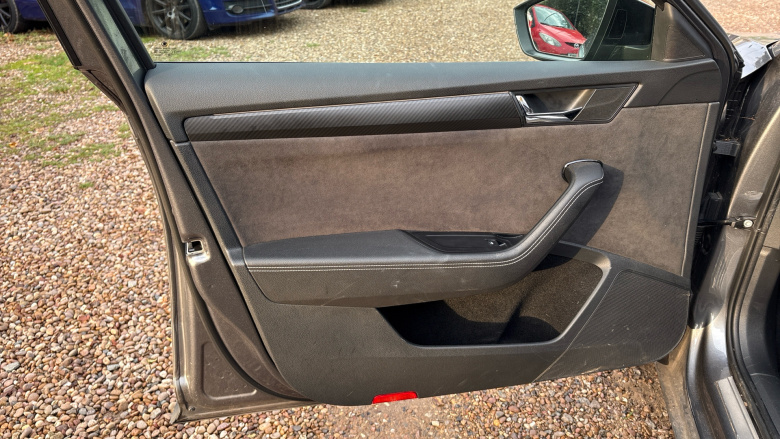 Skoda Superb 2.0 TDI CR 200 Sport Line Plus 5dr DSG Diesel Estate